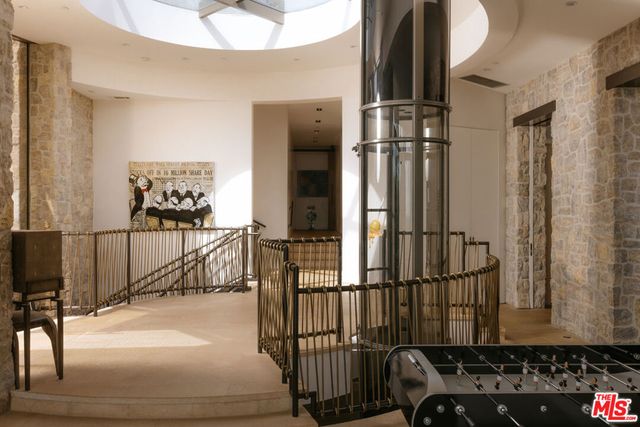 9233 Swallow Drive, West Hollywood, CA 90069