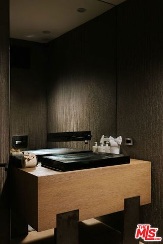 9233 Swallow Drive, West Hollywood, CA 90069