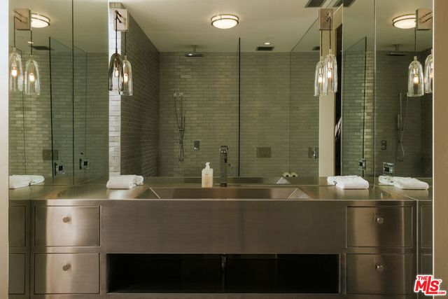 9233 Swallow Drive, West Hollywood, CA 90069