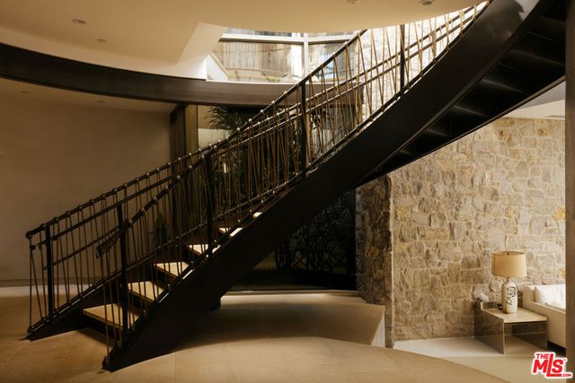 9233 Swallow Drive, West Hollywood, CA 90069