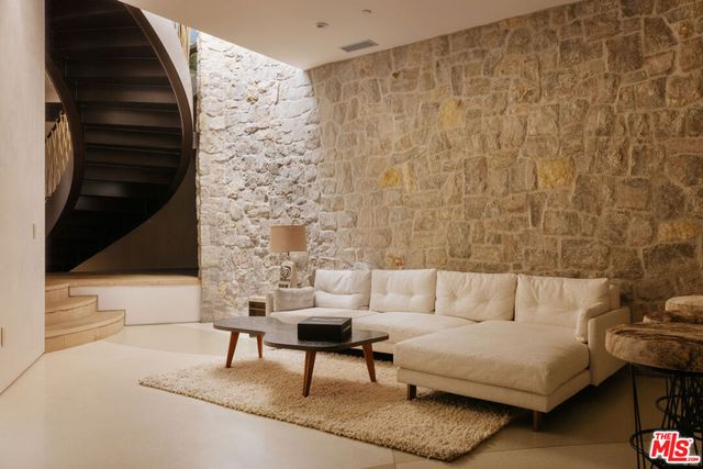 9233 Swallow Drive, West Hollywood, CA 90069