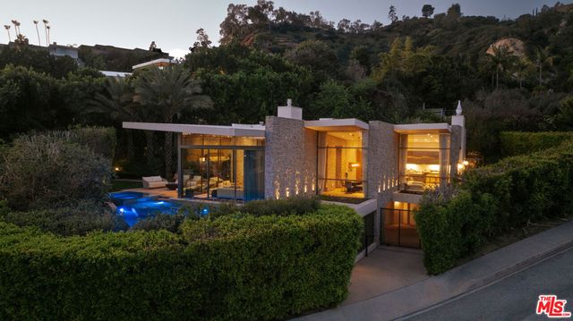 9233 Swallow Drive, West Hollywood, CA 90069