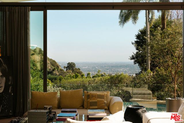 9233 Swallow Drive, West Hollywood, CA 90069