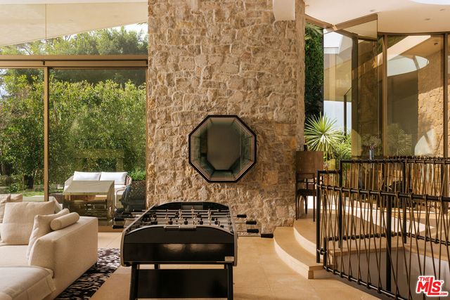 9233 Swallow Drive, West Hollywood, CA 90069