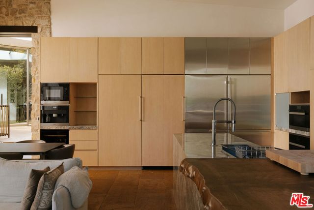 9233 Swallow Drive, West Hollywood, CA 90069