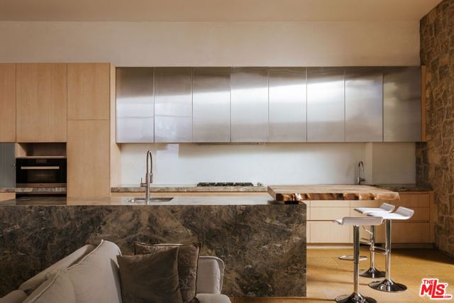 9233 Swallow Drive, West Hollywood, CA 90069