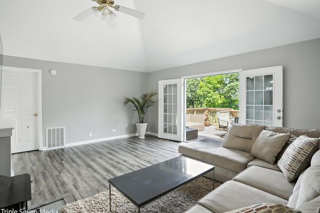 28629 W Ravine Drive, Barrington, IL 60010