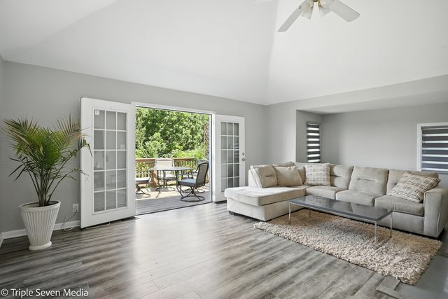 28629 W Ravine Drive, Barrington, IL 60010