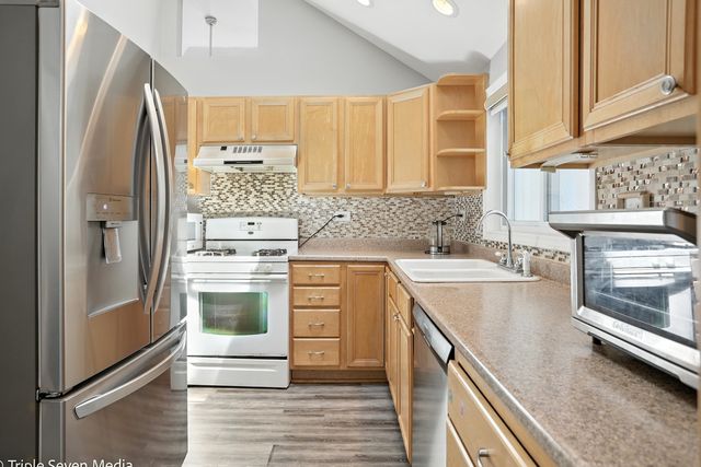 28629 W Ravine Drive, Barrington, IL 60010