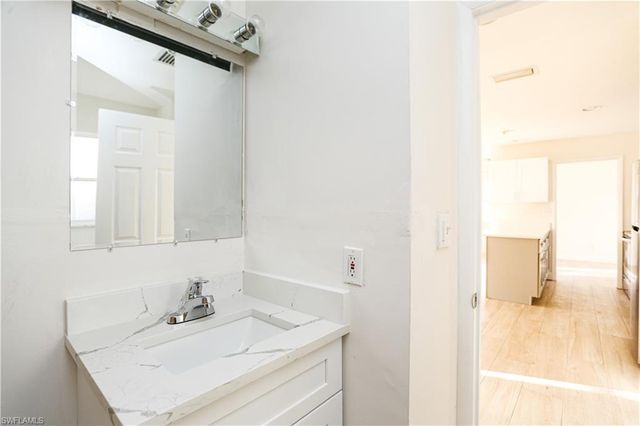 521 96th AVE N B, Naples, FL 34108