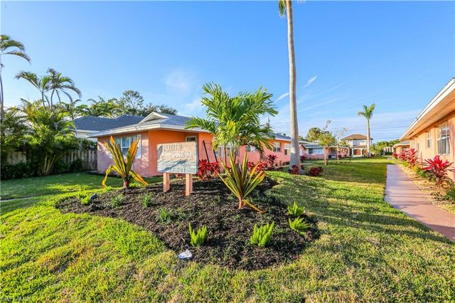 521 96th AVE N B, Naples, FL 34108