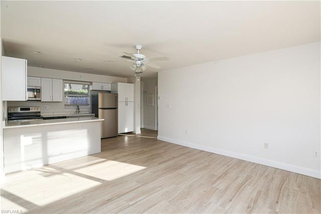 521 96th AVE N B, Naples, FL 34108