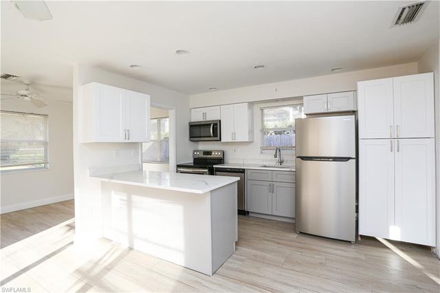 521 96th AVE N B, Naples, FL 34108