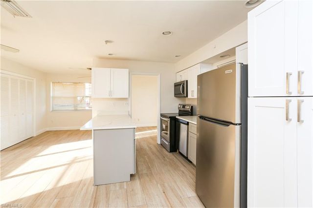 521 96th AVE N B, Naples, FL 34108