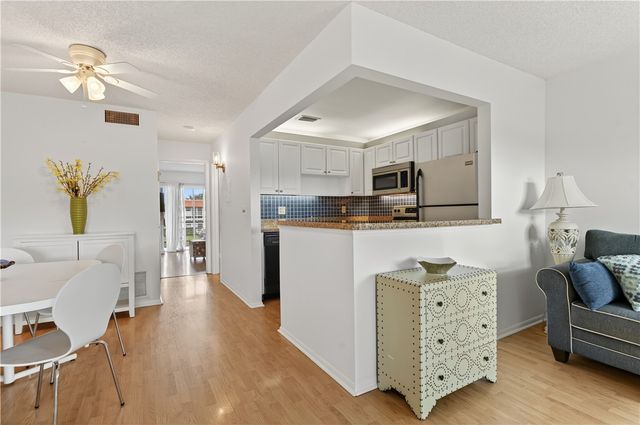 68 Royal Oak Court 204, Vero Beach, FL 32962