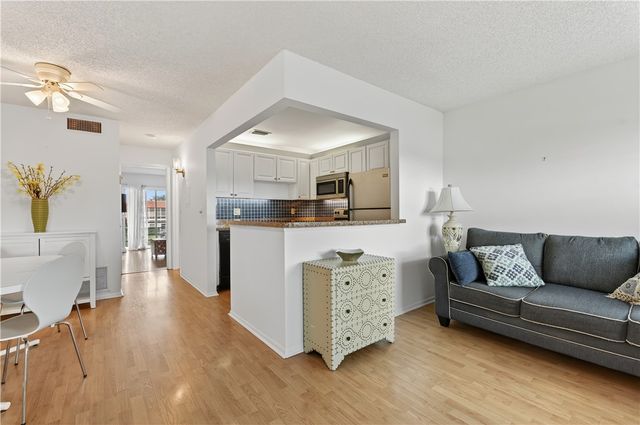 68 Royal Oak Court 204, Vero Beach, FL 32962