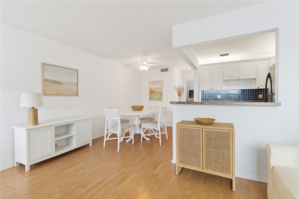 68 Royal Oak Court 204, Vero Beach, FL 32962