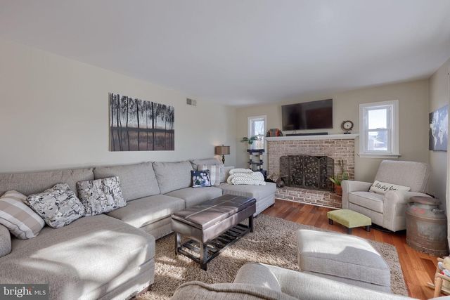 805 W MAIN ST, New Holland, PA 17557