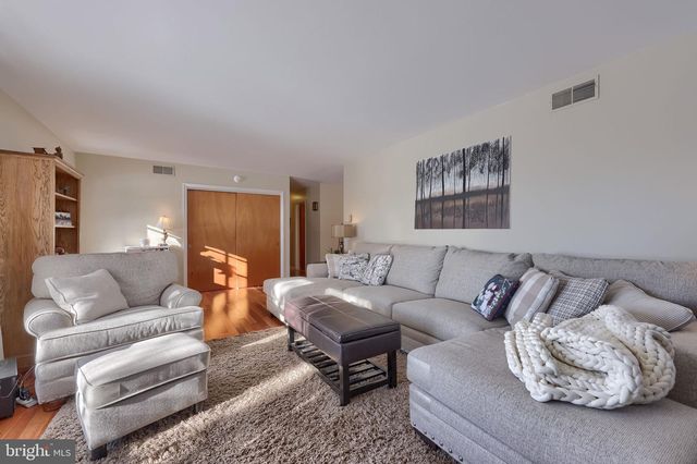 805 W MAIN ST, New Holland, PA 17557