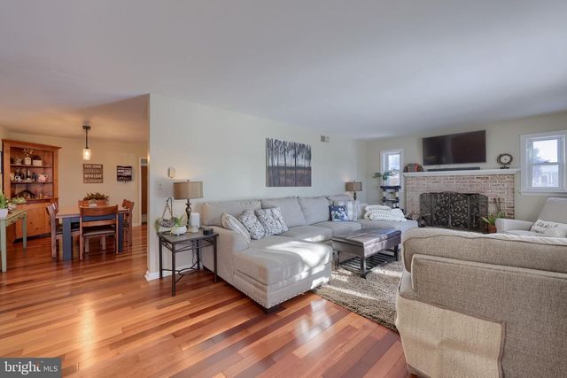 805 W MAIN ST, New Holland, PA 17557