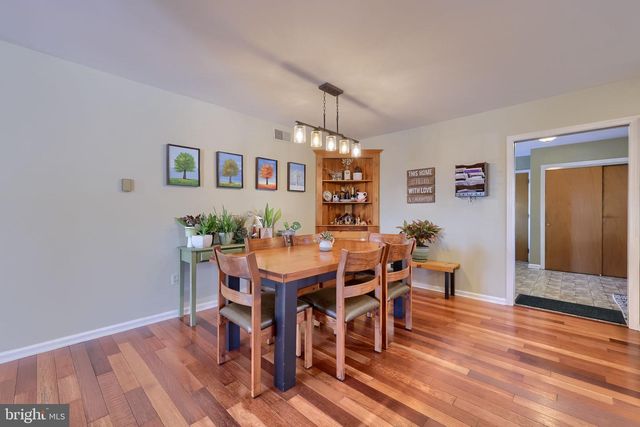 805 W MAIN ST, New Holland, PA 17557