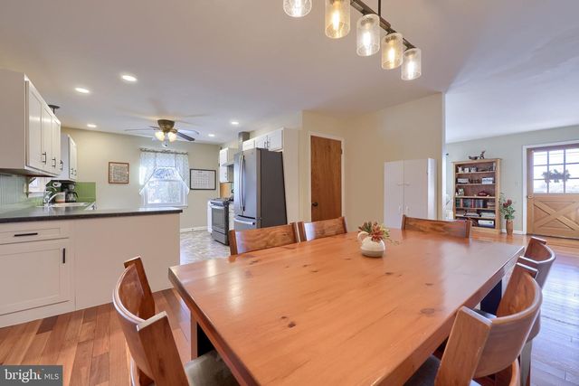 805 W MAIN ST, New Holland, PA 17557