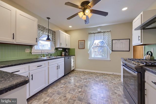 805 W MAIN ST, New Holland, PA 17557