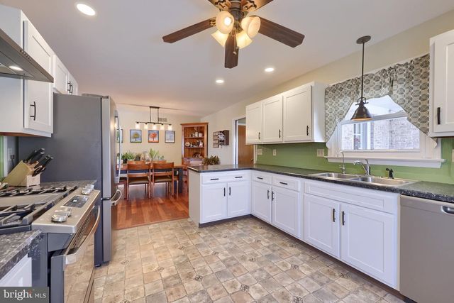 805 W MAIN ST, New Holland, PA 17557