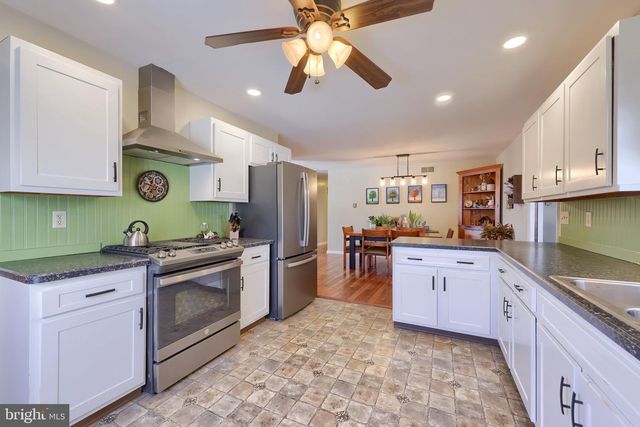 805 W MAIN ST, New Holland, PA 17557