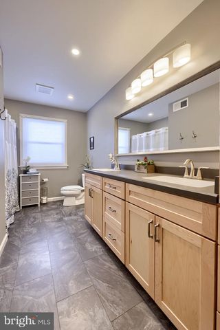 805 W MAIN ST, New Holland, PA 17557