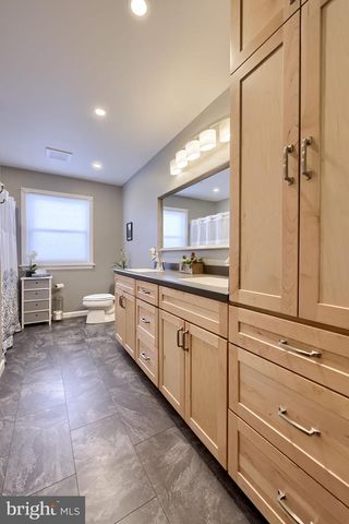 805 W MAIN ST, New Holland, PA 17557