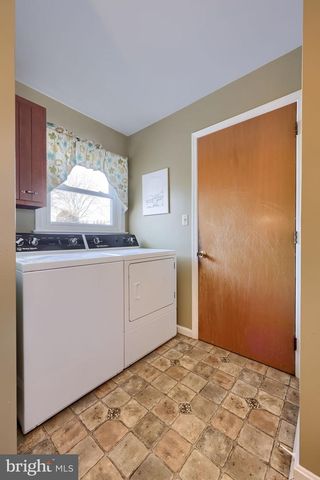 805 W MAIN ST, New Holland, PA 17557