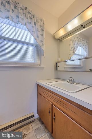 805 W MAIN ST, New Holland, PA 17557