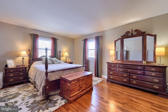 805 W MAIN ST, New Holland, PA 17557