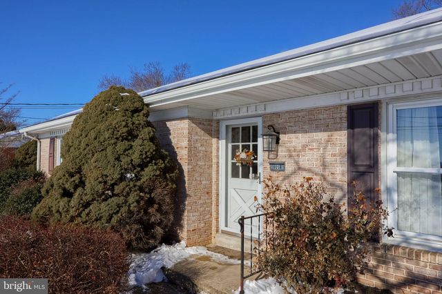 805 W MAIN ST, New Holland, PA 17557