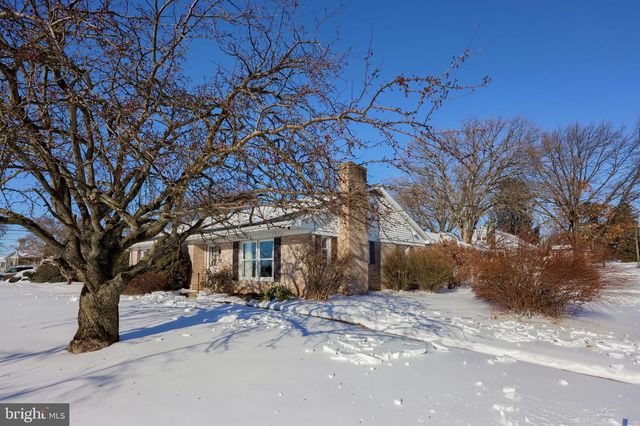 805 W MAIN ST, New Holland, PA 17557