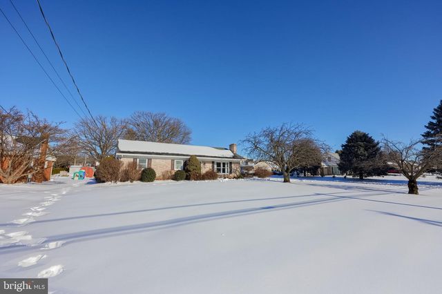 805 W MAIN ST, New Holland, PA 17557