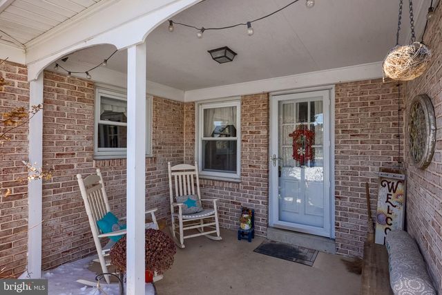 805 W MAIN ST, New Holland, PA 17557