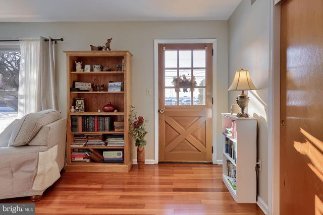 805 W MAIN ST, New Holland, PA 17557