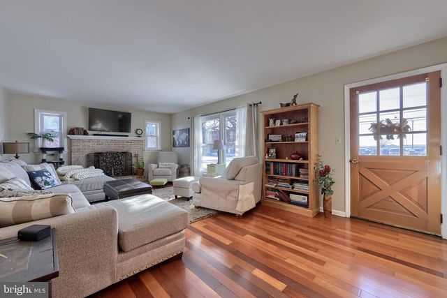 805 W MAIN ST, New Holland, PA 17557