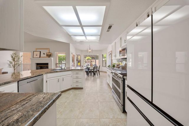 2816 Habsburg Cir, Modesto, CA 95356