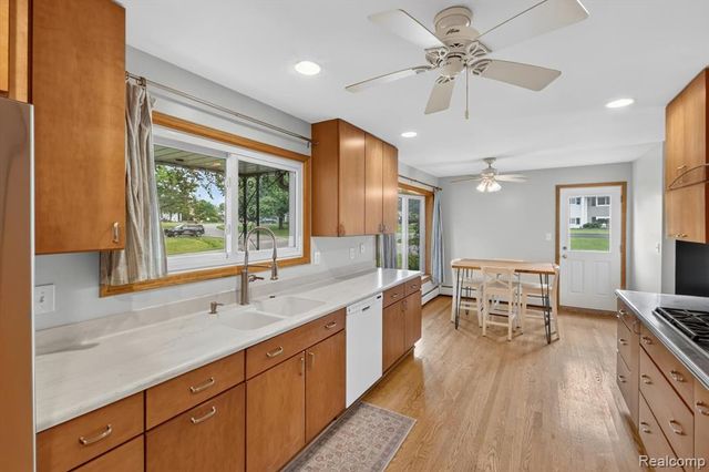 26178 Greythorne Trail, Farmington, MI 48334