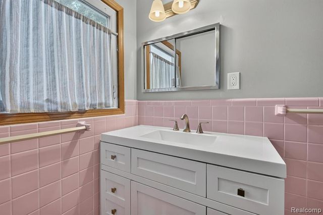 26178 Greythorne Trail, Farmington, MI 48334