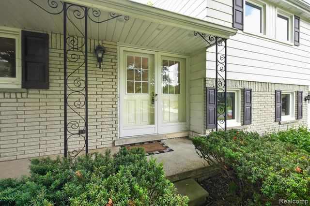26178 Greythorne Trail, Farmington, MI 48334
