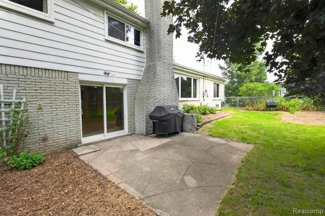 26178 Greythorne Trail, Farmington, MI 48334