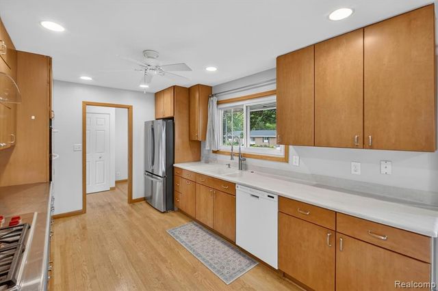 26178 Greythorne Trail, Farmington, MI 48334