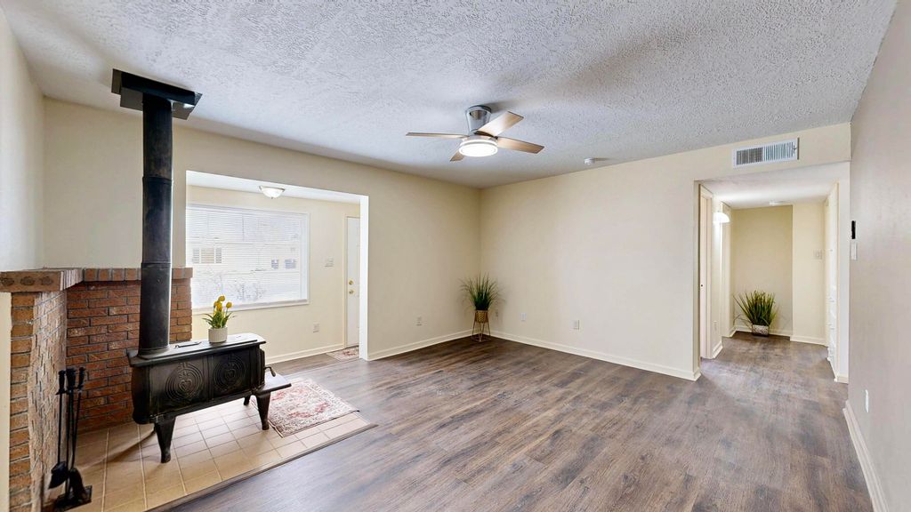 Image 2 of property listing at 2316 Britt Street NE, Albuquerque, NM 87112