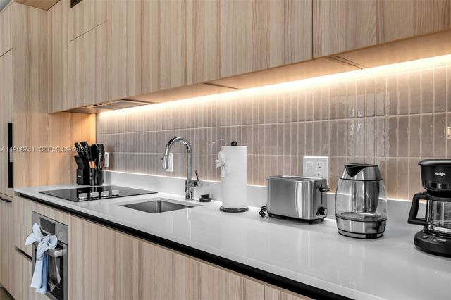 225 N Miami Ave 1709, Miami, FL 33131