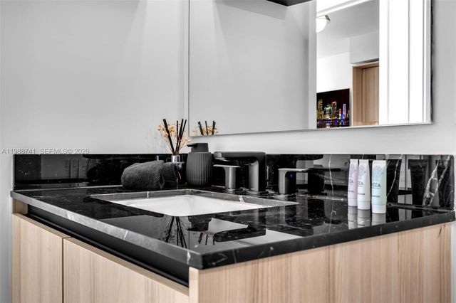 225 N Miami Ave 1709, Miami, FL 33131