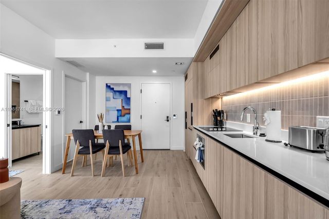 225 N Miami Ave 1709, Miami, FL 33131